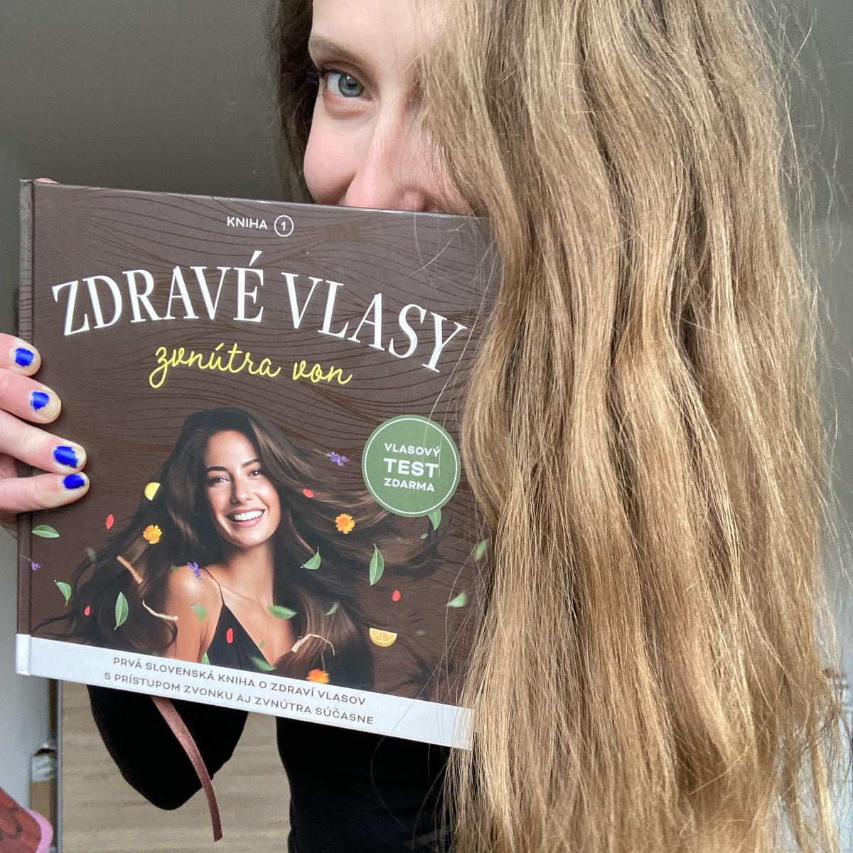 Kniha Zdravé vlasy zevnitř ven #1 bestseller v ČR a na Slovensku, selfie recenze