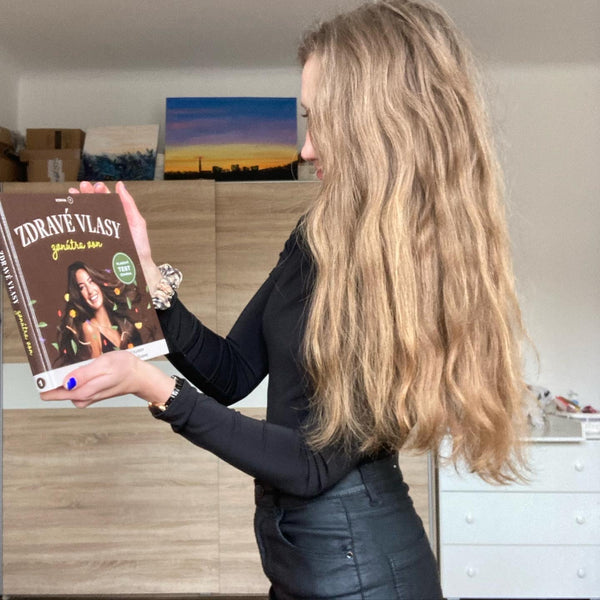 Kniha Zdravé vlasy zevnitř ven #1 bestseller v ČR a na Slovensku, selfie recenze