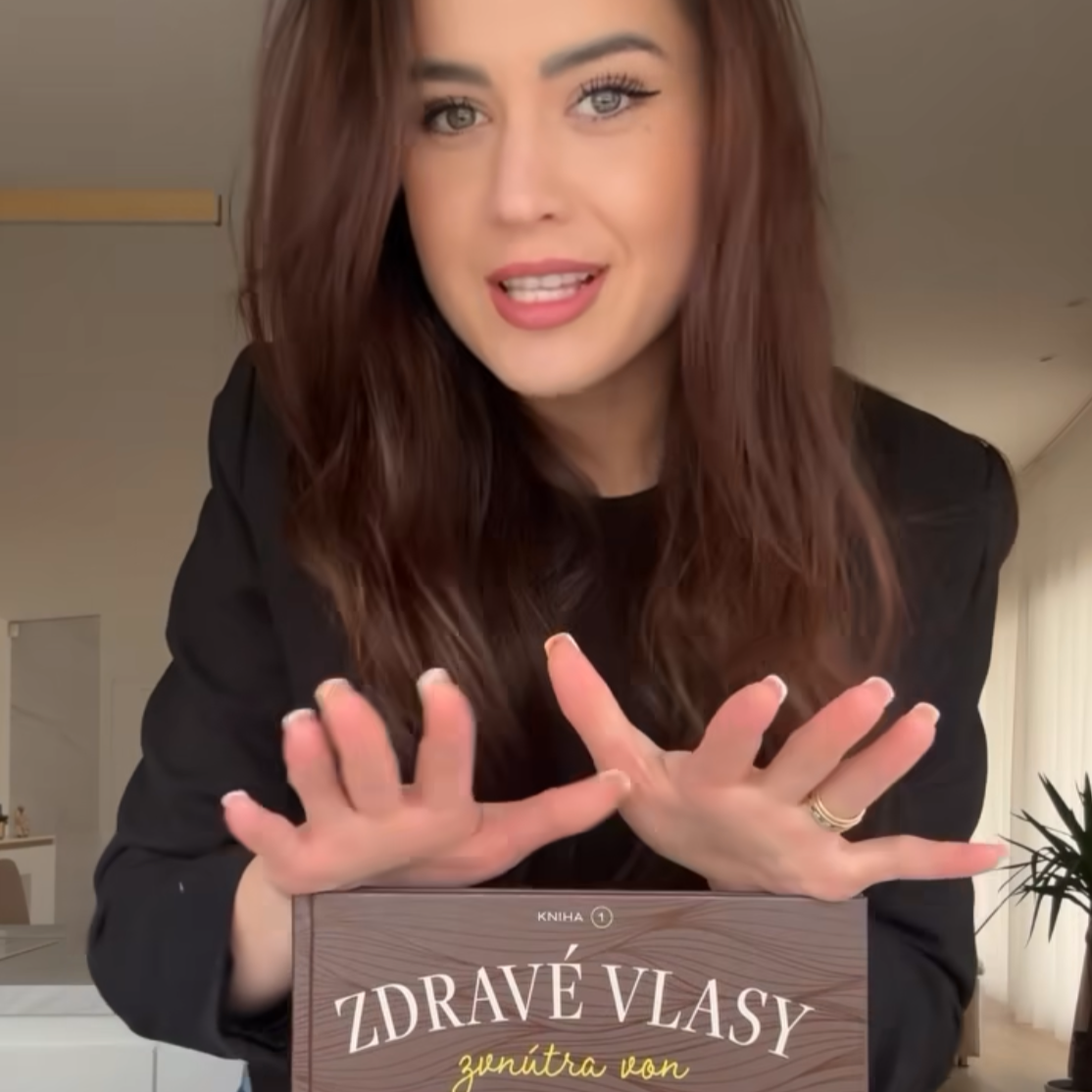 Kniha Zdravé vlasy zevnitř ven #1 bestseller v ČR a na Slovensku, selfie recenze