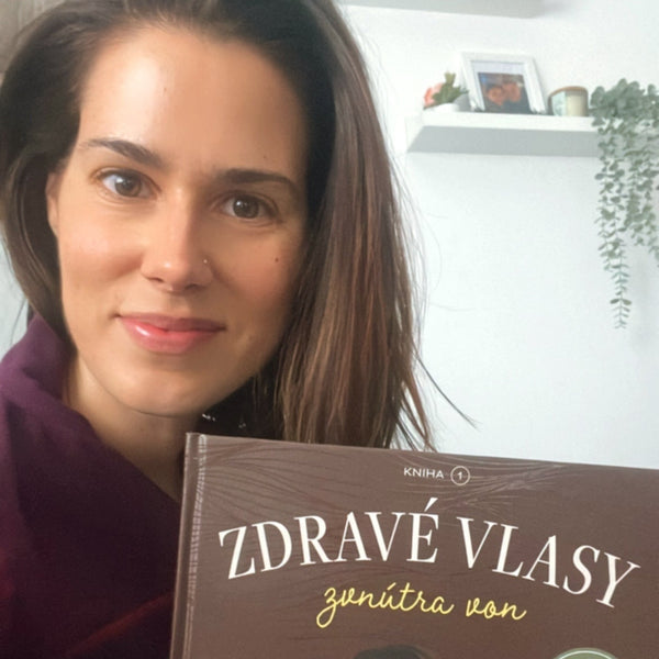Kniha Zdravé vlasy zevnitř ven #1 bestseller v ČR a na Slovensku, selfie recenze