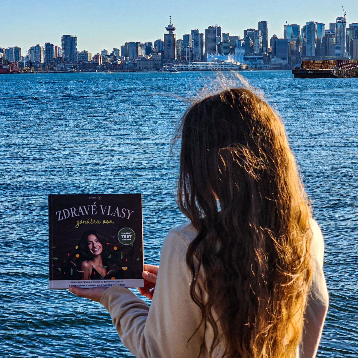 Kniha Zdravé vlasy zevnitř ven #1 bestseller v ČR a na Slovensku, selfie recenze