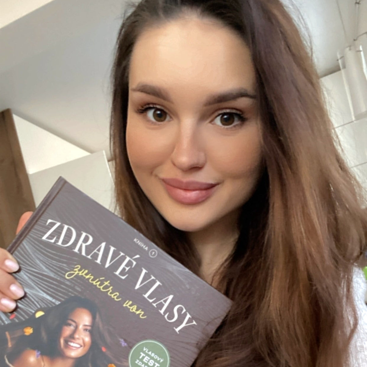 Kniha Zdravé vlasy zevnitř ven #1 bestseller v ČR a na Slovensku, selfie recenze