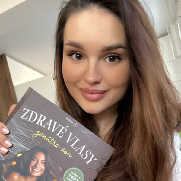 Kniha Zdravé vlasy zevnitř ven #1 bestseller v ČR a na Slovensku, selfie recenze
