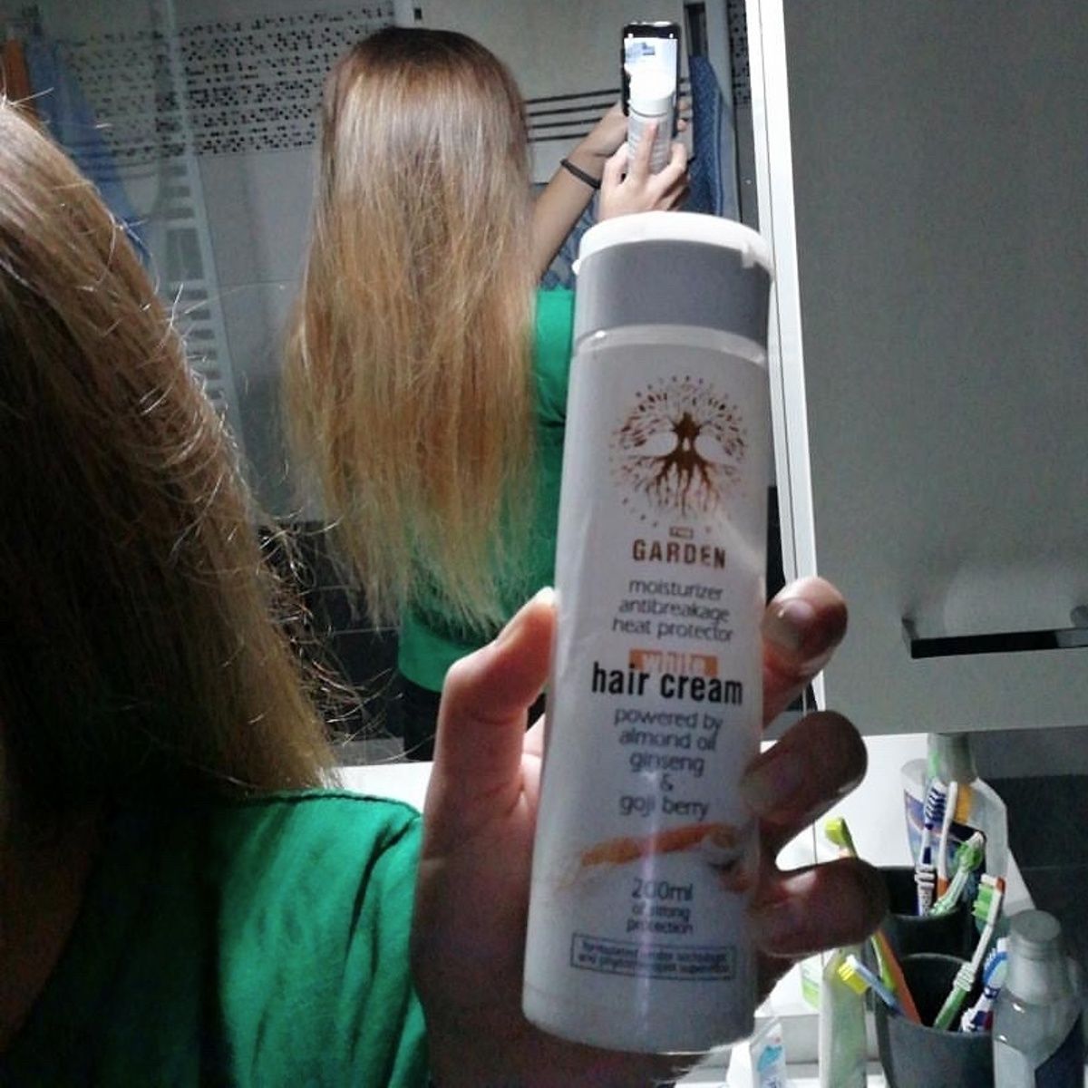 White Hair Cream - ochránce vlasů před žehlením, sluncem, lámáním vlasů a konečků.